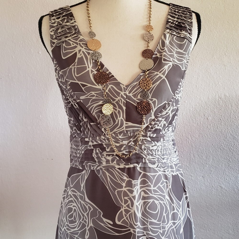 Banana Republic Women’s Graphic Gray and White Silk V-Neck Tank Top ONLY Sz 4